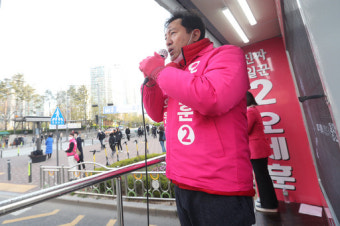 [포토] 출근길 시민들과 인사하는 오세훈 미래통합당 후보