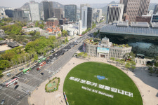 [포토] 코로나19 100일 서울광장에 새겨진 응원문구 우리 모두가 영웅입니다