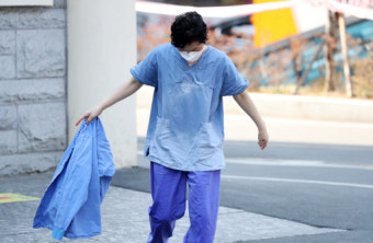 정부 '의대 정원 확대' 논의에 의료계 '인력 재배치부터' 공방