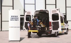 현대차, 서울관광재단과 관광약자 여행 지원 나서…휠체어 리프트 장착된 쏠라티 운영