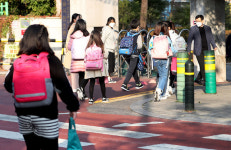 [포토] 거리두기 완화, 등교하는 초등학교 학생들