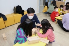 광양제철소 프렌즈봉사단, 다문화가정 어린이와 함께하는 목공예 체험행사 열어