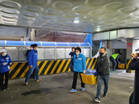 [4.7 서울시장 보궐선거] 결식이웃 도시락 봉사활동한 박영선 어르신들 점심 굶지 않게 하겠다