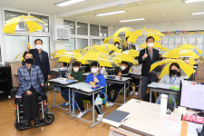 서부초 전교생에게 교통안전을 위한 노란우산 배부
