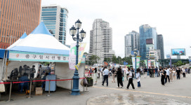 [포토] 확진자 수 역대 두번째..길게 줄 선 서울역 선별진료소