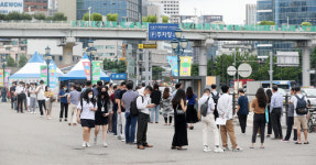 [포토] 확진자 수 역대 두번째..길게 줄 선 서울역 선별진료소