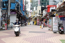 [포토] 거리두기 4단계 확진자 1600명 돌파..한산한 홍대 앞 거리