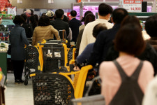 [포토] 위드 코로나 한우데이 맞아 북적이는 대형마트