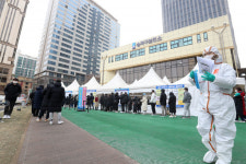 [포토] 코로나 확진자 3만5천명 돌파..송파구보건소 선별진료소 앞 긴 대기줄