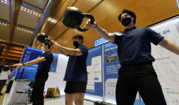 유통공룡들 뛰어든 바이오·헬스케어 산업, 황금 알 낳는 거위 될까