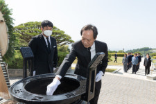 부산상공회의소 회장단, 충혼탑 헌화 참배
