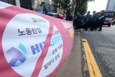 [포토] 하이트진로 본사 옥상 점거한 화물연대 노조원들