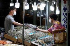 [포토] 전통시장 찾아 추석 명절 준비하는 시민들