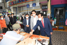 김진부 경남도의회 의장, 복지시설과 전통시장 방문