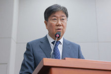 운영위 국감, '용어 논쟁' 