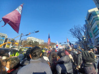이재명 검찰 소환조사, 50m 사이 두고 쪼개진 성남지청 앞