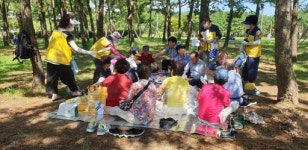 부산 사하구자원봉사센터, 다대해변공원서 ‘캘리그래피 부채’ 나눔