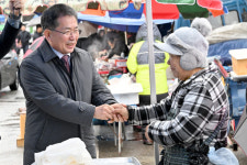 군위군 김진열 군수, 설 맞이 전통시장 장보기 행사 진행