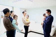 안양시, 세쌍둥이 가정 2곳 기업 지원 연계 축하 방문