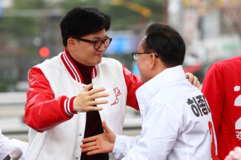 [포토] 총선 지지 호소하는 한동훈 국민의힘 총괄선거대책위원장
