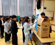 신안군, 압해초등학교에서 종이팩·폐전지 교환행사 실시