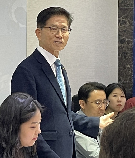 한국 고용노동부, 필리핀 출신 가사관리사들 최저임금 적용은 어렵다(Processed for Korean Foreign Domestic Workers Minimum Wage is Difficult)