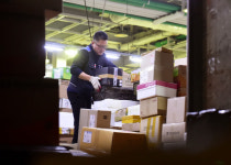 [포토] 설 명절 소포 우편물 처리에 분주한 동서울우편물류센터