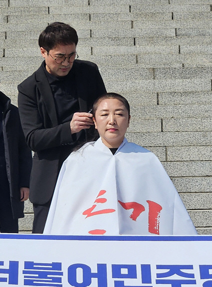 문재인, 헌재에 윤석열 탄핵 심판 신속 결정 촉구…이번 주 선고 바람