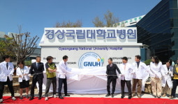 경상국립대병원, 정문 주차장 확장 및 기념 표지석 설치