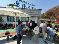 ‘옥상정원 꽃밭에서 쉬어가세요’…용산도서관, ‘두텁바우’에 화단 조성