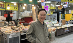 [새벽을 여는 사람들]김동용 신영시장 상인회장…상인이 뭉쳐 위기 극복해야