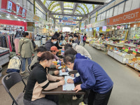 [새벽을 여는 사람들]김동용 신영시장 상인회장…상인이 뭉쳐 위기 극복해야