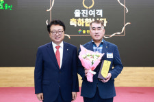 울진군, 성실납세자 울진여객에 경북도지사 표창패 전달