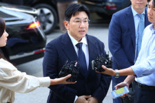 [특징주] '방시혁 소환'에 하이브 주가 '흔들'