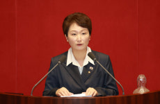 與 코리아 디스카운트 해소해야 VS 野 기업 손에 쇠사슬, 노조 손에 쇠망치