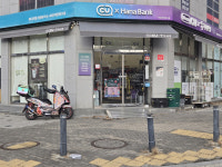 [은행 지점의 재구성] 하나은행 CU마천파크점…편의점서 은행업무를?