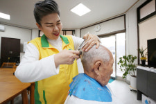 신천지 자원봉사단, 6·25 참전유공자에 설맞이 이·미용 봉사