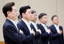 이 대통령 지지율 43.3%으로 취임 후 최저치… 여야 격차는 오차범위 밖