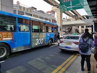 불법주차에 정류장 뺏긴 버스…승객들 도로 한복판서 승하차