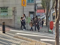 부모들 아이 손잡고 등교…교장이 직접 순찰도