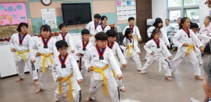 군위 송원초, 백송 한마음 요양원서 위문공연