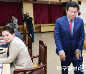 회의실 떠나는 류규하 중구청장