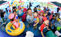 경북도 청사의 깜짝 변신!   낮에는 물놀이장, 야간에는 놀이터…