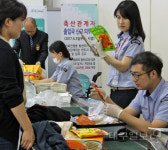 대구국제공항 농림축산검역본부 대구사무소 직원들, 아프리카돼지열병 차단에 총력