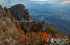 가을이 곱게 내려앉은 금오산 약사암