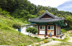 천 년을 한결같이 황상동 마애여래입상…진리 체득한 이, 모두 ‘붓다’ 사찰엔 다양한 부처 있어 손모양으로 제 이름 말하네