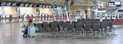 코로나19 확산...대구공항 문 닫나?