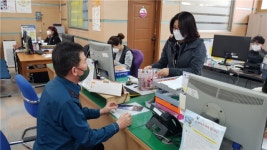 40대 여성 경찰관에게 마스크 전달하고 황급히 사라져