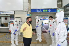 김천시의회 의원, 다중이용시설에서 방역소독 봉사