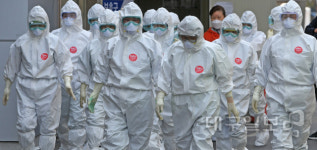 음압병실로 향하는 방역요원들